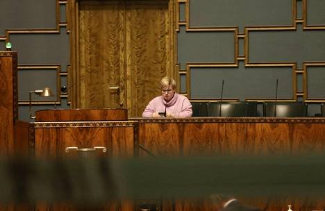 Keskustan puheenjohtaja ja valtiovarainministeri Annika Saarikko istui eduskunnassa marraskuun lopulla