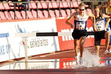 Eemil Helander ja Topi Raitanen 3 000 metrin esteissä Kalevan kisoissa Tampereella.