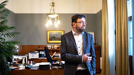 Liikenne- ja viestintäministeri Timo Harakka (sd) työhuoneessaan ministeriössä Eteläesplanadilla.