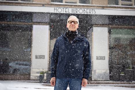 Eläkkeellä oleva ylikomisario Jussi-Pekka Lämsä vietti 25 vuotta urastaan Pienen Roobertinkadun poliisiasemalla eli ”Roballa”. Nyt rakennuksessa on hotelli Lilla Roberts.