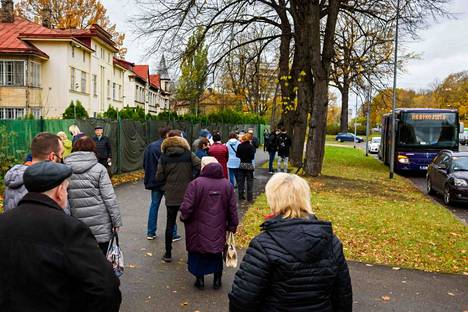 Ihmiset jonottivat koronarokotukseen Riiassa Latviassa 21. lokakuuta.