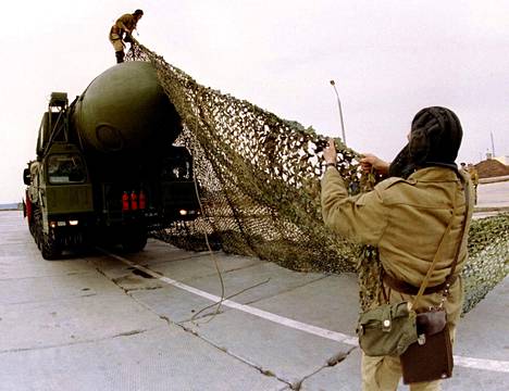 Venäläissotilas riisui naamiointiverkkoa Topol-12M-ydinohjuksen päältä Joškar-Olassa vuonna 2000.