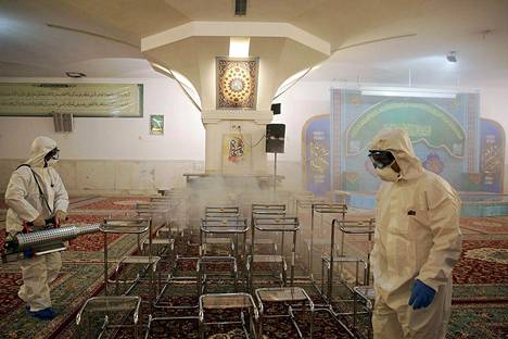 Terveystyöntekijät desinfioivat imaami Rezan hautamoskeijaa Mašhadissa helmikuun lopussa.