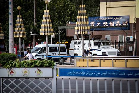 Kiinan uiguurialueella Xinjiangissa on tiukka valvonta. Kashgarin keskustan tärkeimmissä risteyksissä poliisit päivystivät panssariautoissa kesällä 2016.