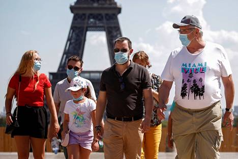 Pariisin uusi 20-luku. Ryhmä ihmisiä Eiffel-tornin lähellä elokuussa vuonna 2020.
