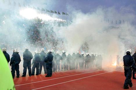 Mellakkapoliisit ja rajavartiolaitos marssivat Helsingin Olympiastadionille Suomen ja Venäjän välisessä jalkapallon MM-karsintaottelussa 10. kesäkuuta 2009.