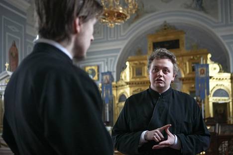 Noviisi Mikael ja Harri Linna opiskelevat Pietarin hengellisessä akatemiassa.