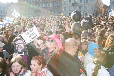Monella juhlijalla oli mukanaan erilaista Lordi-rekvisiittaa ja Suomen lippuja.
