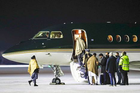 Talebanin valtuuskunta kuvattuna, kun he ovat nousemassa lentokoneeseen Gardermoenin lentoasemalla Norjassa.