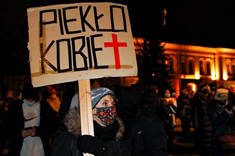 Mielenosoittaja piteli kylttiä, jossa luki ”Naisten helvetti” Puolan pääkaupungissa Varsovassa keskiviikkoiltana pian sen jälkeen, kun maassa astui voimaan äärimmäisen tiukka aborttilain tulkinta.