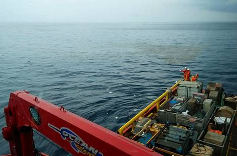 Indonesian viranomaisten jakamassa kuvassa näkyy öljyläikkä paikalla, jossa matkustajakone putosi mereen.