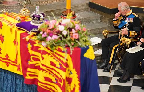 Kuningas Charles III istui eturivissä äitinsä kuningatar Elisabetin hautajaisseremoniassa Westminster Abbeyssa.