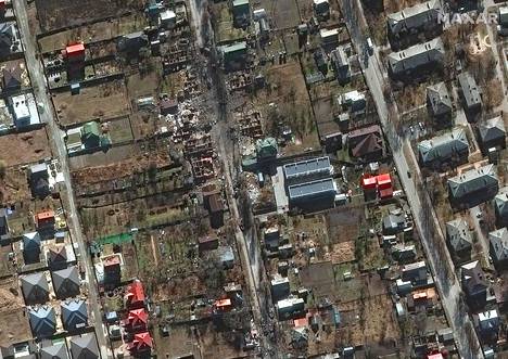 Maxar-yhtiön satelliitin kuvassa on tuhottuja ajoneuvoja Buchassa Kiovan läntisellä laidalla. 
