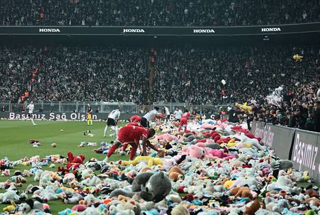 Valkopaitaisen Beşiktaşin ja puna-asuisen Antalyasporin pelaajat siivosivat tuhansia pehmoleluja kentän sivurajan ulkopuolelle sunnuntaina Turkin Superliigan ottelussa.