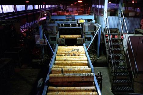 UPM-Kymmeneen kuulunut vaneriyhtiö Schauman Wood hankki enemmistön Tšudovon tehtaasta vuonna 2001. 