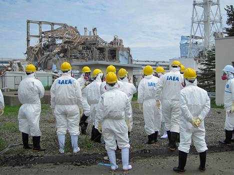 Fukushiman ydinonnettomuus seisautti lähes kokonaan Japanin ydinvoimateollisuuden. Kuvassa kansainvälisen atomienergiajärjestön asiantuntijaryhmä tarkasteli tuhoutunutta reaktorirakennusta Fukushimassa toukokuussa 2011.