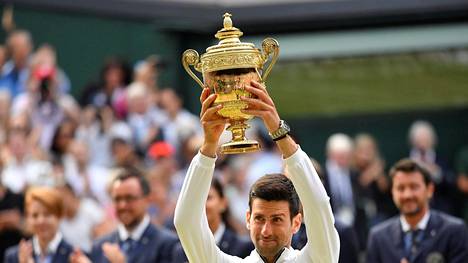 Novak Djokovic voitti Roger Federerin Wimbledonin viisituntisessa trillerifinaalissa