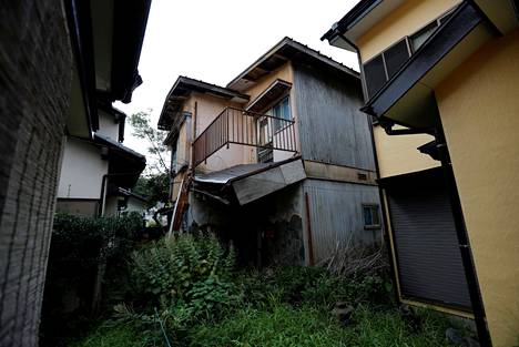 Tyhjilleen jääneitä taloja Chiban prefektuurissa sijaitsevassa Sennarissa. Kuva vuodelta 2018.