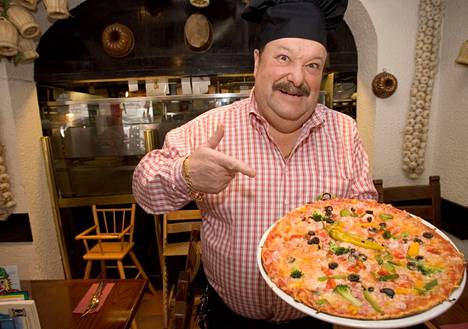 Ravintoloitsija Dennis Rafkin ravintolassaan vuonna 2004. Rafkin myi kuuluisan ravintolaketjunsa vuonna 2008, mutta suunnittelee nyt konkurssiin päätyneen yrityksen kunnianpalautusta. 