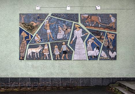 Klassiset lastensadut rinnastuvat arkiseen maataloustyöhön Michael Schilkinin töissä Karjaan ruotsinkielisen kansakoulun (1953) seinässä. Sadun ja arjen välissä on kookas naishahmo — opettaja, suojelija tai Suomi-neito.