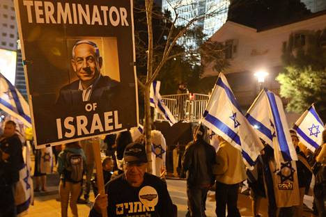 Israelin hallitus on heikentämässä korkeimman oikeuden valtaoikeuksia tuntuvasti. Oikeuslaitosuudistus on saanut israelilaiset osoittamaan mieltään kaduilla jo useiden viikkojen ajan. Kuva on Tel Avivista lauantailta.