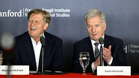 Presidentti Sauli Niinistö ja Spogli-instituutin johtaja, professori Michael McFaul Stanfordin yliopiston paneelikeskustelussa tiistaina.