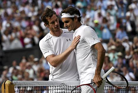 Andy Murray (vas.) joutui taipumaan Roger Federerille.