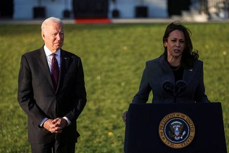 Varapresidenttin Kamala Harris on jäänyt odotettua enemmän presidentti Joe Bidenin varjoon ensimmäisen virkavuoden aikana. Kuvassa varapresidentti Harris puhumassa medialle Valkoisen talon edustalla marraskuussa.
