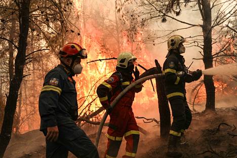 Elokuussa 2021 palomiehet sammuttivat maastopaloa Evian saarella Kreikassa. 