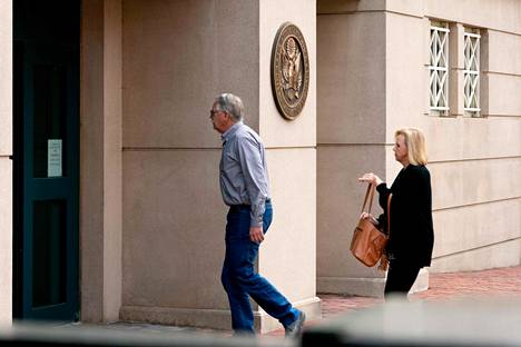Isisin vuonna 2015 murhaaman panttivangin Kayla Muellerin vanhemmat Carl ja Marsha Mueller saapuivat valamiehistön tuomion kuulemiseen 14. huhtikuuta 2022.