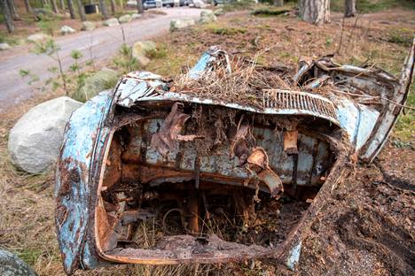 Vuosaaren Kallahdenniemestä löydettiin noin kaksi vuotta sitten maahan haudattu auto. 