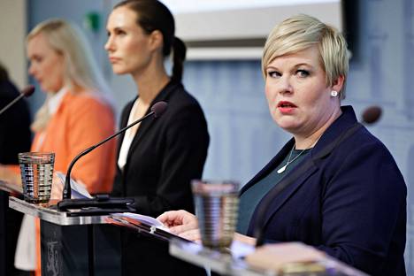Ympäristö- ja ilmastoministeri Maria Ohisalo, pääministeri Sanna Marin ja valtiovarainministeri Annika Saarikko budjettineuvottelujen päätöstilaisuudessa syyskuussa.