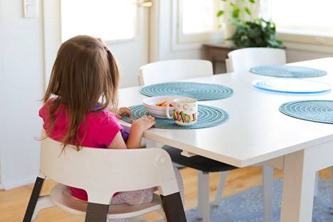 Jos lapsi joutuu vastentahtoisesti syömään jotain, se voi vaikuttaa hänen ruokasuhteeseensa.