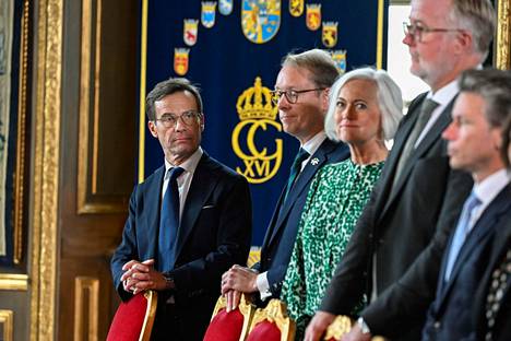 Ruotsin pääministeri Ulf Kristersson sekä uudet ministerit Tobias Billstrom, Acko Ankarberg Johansson ja Johan Pehrson vierailivat kuninkaanlinnassa tiistaina.
