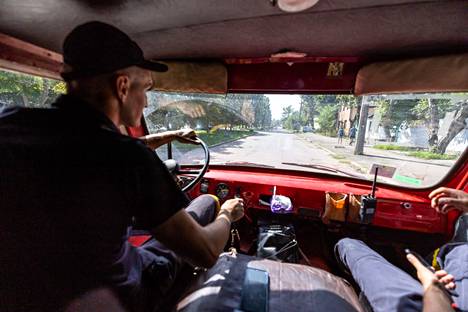 Игорь Калдыба ведёт машину сапёров к месту падения следующего снаряда. Фото: Калле Копонен / HS