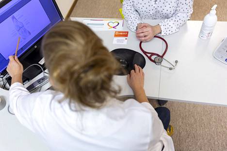 Terveysongelmista kärsivät tai kroonisesti sairaat äänestävät suhteellisesti vähemmän. Kuvassa lääkäri ja potilas vastaanotolla terveysasemalla Espoossa helmikuussa 2020.