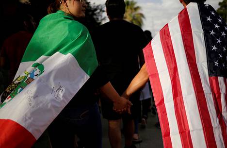 Meksikon ja Yhdysvaltojen liput liehuivat vihan vastaisessa mielenilmauksessa, joka järjestettiin päivä El Pason ampumisten jälkeen.