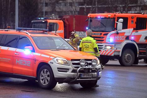 Pelastuslaitoksen pelastajia liikenneonnettomuudessa Itäkeskuksessa Helsingissä lauantaina 18. joulukuuta 2021.