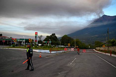 Suljettu tie Alotenangon alueella 65 kilometrin päässä pääkaupungista Guatemalasta. 