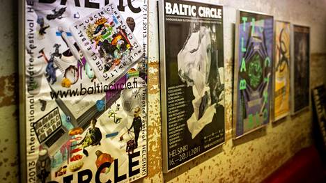 Teatteri | Baltic Circle syntyi uteliaisuudesta kurkistaa rautaesiripun takana eläneiden maiden teatteria: Erityislaatuisena säilynyt festivaali täyttää kaksikymmentä vuotta