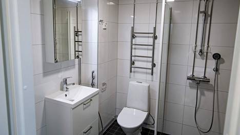 Vaikka kylpyhuone näyttäisi hyvältä, kaakelien alla voi piillä ongelma. Kuvan kylpyhuone ei liity kirjoitukseen.