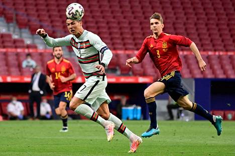 Espanjan Diego Llorente (oik.) ja Portugalin Cristiano Ronaldo kohtasivat harjoitusottelussa perjantaina 4. kesäkuuta. Llorentella todettiin keskiviikkona koronavirustartunta.