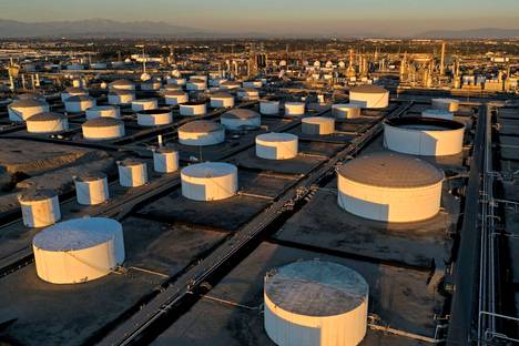 Raakaöljyn varastointiin tarkoitettuja öljysäiliöitä Los Angelesissa.