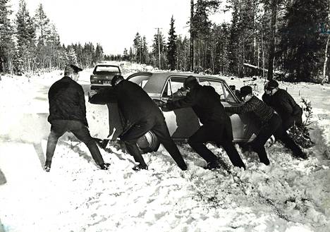 Talvi ja talvivaikeudet ovat alkaneet. Kesärenkaat eivät enää pidä autoa lumisella tiellä Sodankylässä.