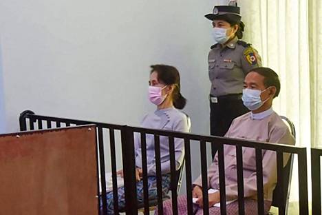 Aung San Suu Kyi (vas.) and Win Myint (oik.) oikeudessa 24. toukokuuta.