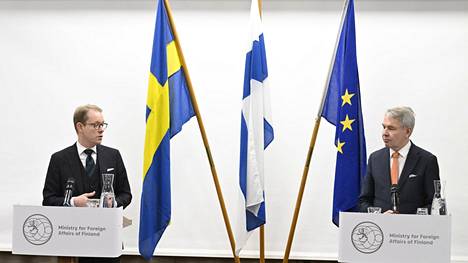 Ulkoministerit Pekka Haavisto (oik.) ja Tobias Billström kuvattiin helmikuun lopulla Espoon Hanasaaressa Hanalys-keskustelufoorumissa.
