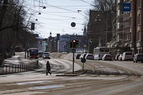 Katupölyä on eniten vilkasliikenteisillä alueilla. Helsingissä Mannerheimintie on jo puhdistettu.