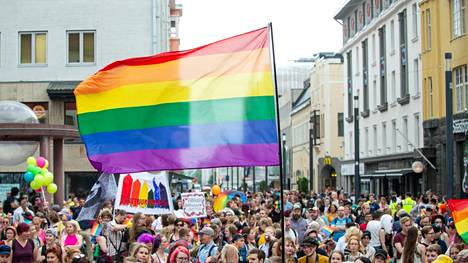 Vähemmistöt | Oulun kaupungin­talolla liehuneet Pride-liput varastettiin yöllä