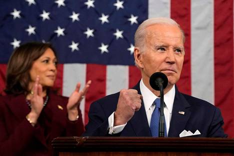 Yhdysvaltain presidentti Joe Biden piti puheensa varhain keskiviikkoaamuna Suomen aikaa. Taustalla varapresidentti Kamala Harris.