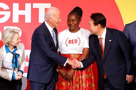 EU-komission puheenjohtaja Ursula von der Leyen (vas.) sekä aids-aktivisti Connie Muenda seurasivat Yhdysvaltain presidentin Joe Bidenin ja Etelä-Korean presidentin Yoon Suk-yeolin kättelyä. 
